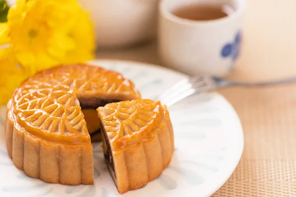 Bolos de lua com chá em mesa de madeira brilhante e servindo tentar, conceito de férias de Mid-Autumn festival design de layout de comida tradicional, close up, espaço de cópia . — Fotografia de Stock