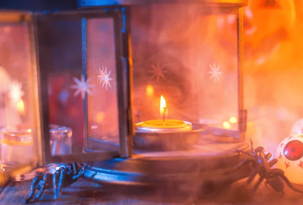 Progettazione di concetto di festa di Halloween di zucca, candela, decorazioni spettrali con fumo di tono blu intorno su un tavolo di legno scuro, colpo da vicino . — Foto Stock