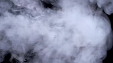 Gerçekçi duman, sis, siyah arka planda izole pus, kaplama efektini karıştırmak için ekran modu. Gerçek zamanlı 4k atış.