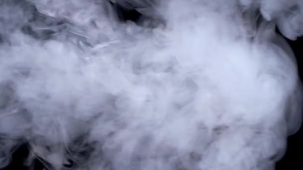 現実的な煙 黒の背景に隔離されたヘイズ オーバーレイ効果をブレンドするための画面モード リアルタイム4Kショット — ストック動画