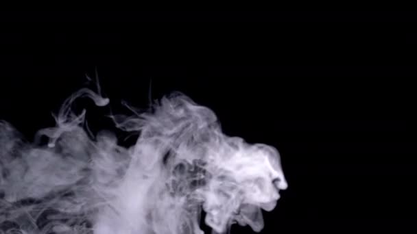 現実的な煙 黒の背景に隔離されたヘイズ オーバーレイ効果をブレンドするための画面モード リアルタイム4Kショット — ストック動画