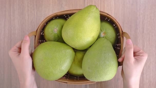 Mujer Asiática Joven Sostiene Lleva Una Cesta Frutas Frescas Pomelo — Vídeos de Stock