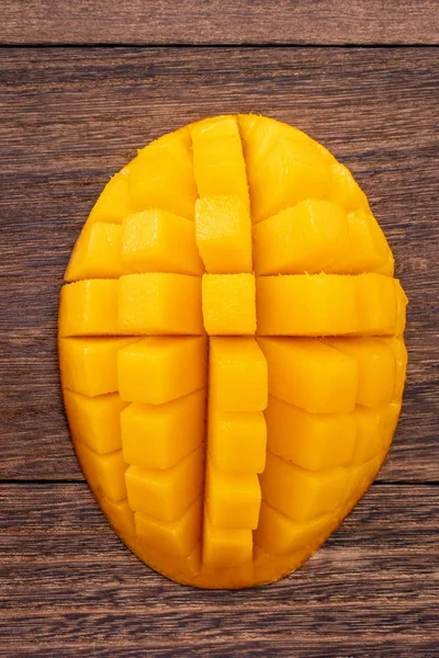 Mango fresco, bella frutta tagliata con foglie verdi su sfondo tavolo di legno scuro. Concetto di progettazione tropicale della frutta. Piatto. Vista dall'alto. Copia spazio — Foto Stock