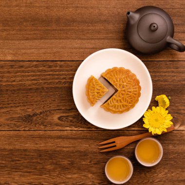 Ay kek, mooncakes, çay kopya alanı ile koyu ahşap masa üzerinde çay seti, üst görünüm, düz yatıyordu, havai çekim Orta Sonbahar Festivali tatil konsepti tasarımı