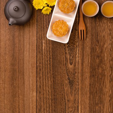 Ay kek, mooncakes, çay kopya alanı ile koyu ahşap masa üzerinde çay seti, üst görünüm, düz yatıyordu, havai çekim Orta Sonbahar Festivali tatil konsepti tasarımı