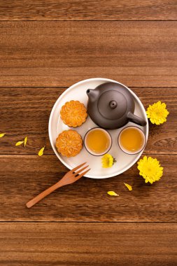 Ay kek, mooncakes, çay kopya alanı ile koyu ahşap masa üzerinde çay seti, üst görünüm, düz yatıyordu, havai çekim Orta Sonbahar Festivali tatil konsepti tasarımı