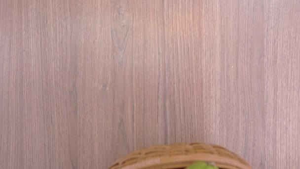 Молодая Азиатка Держит Деревянном Столе Корзину Свежими Фруктами Помело Осенний — стоковое видео