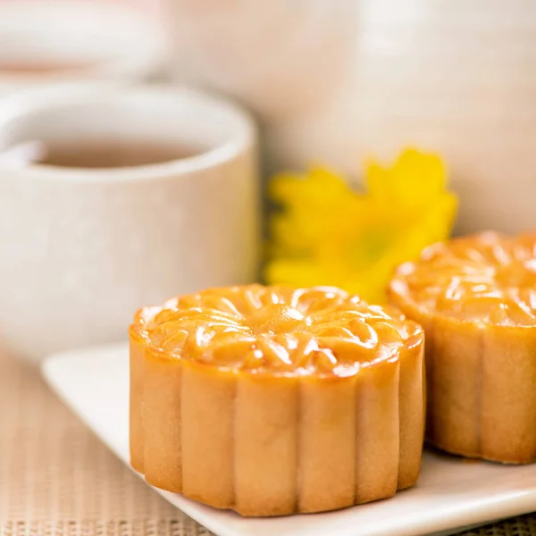 Ay pastası, mooncakes, parlak ahşap masa üzerinde çay seti ve fotokopi alanı ile servis tabağı, yakın çekim Orta Sonbahar Festivali tatil konsepti tasarımı. — Stok fotoğraf