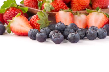 Beyaz arka plan üzerinde izole güzel ve lezzetli çilek ve yaban mersini bir kase seti, yakın, kopya alanı, kırpma yolu, kesip.