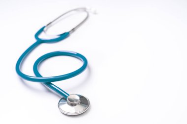 Yeşil stetoskop, kalp atışı izi için doktor ekipmanı nın nesnesi, beyaz arka plan üzerinde izole edilmiş. Tıbbi tasarım konsepti, yakın çekim ve stüdyo çekimi.