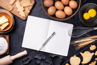 Kurabiye yemek kitabı tarifi tasarım konsepti yapma, pişirme malzemeleri hazırlama düzeni ile dizüstü bilgisayar, üst görünüm, düz yatıyordu, havai, mockup kopyalama alanı.