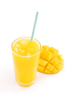 Güzel doğranmış hamuru ve beyaz arka plan masada izole çizgili kağıt saman ile Taze tropikal mango suyu, yakın, kesip, yol kırpma.