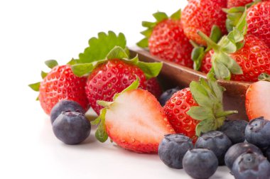 Beyaz arka plan üzerinde izole güzel ve lezzetli çilek ve yaban mersini bir kase seti, yakın, kopya alanı, kırpma yolu, kesip.