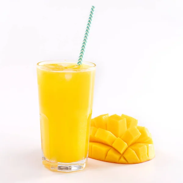 Свежий тропический сок манго с красивым кубиком мякоти и полосатой соломы бумаги изолированы на белом фоновом столе, закрыть, вырезать, вырезать путь . — стоковое фото