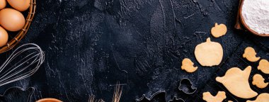 Cadılar Bayramı kurabiyeleri yapma tasarım konsepti, hazırlık partisi, üst görünüm, düz döşeme, genel giderler, boş fotokopi alanı.