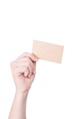 Genç asya temiz kız el beyaz arka plan üzerinde izole boş bir kraft kahverengi kağıt kart şablonu tutan, yol kırpma, yakın, alay, kesip