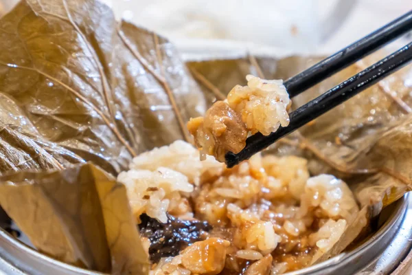 Heerlijke lo Mai Gai Dim Sum, verse gestoomde glutineuze rijst met kip Roll verpakt door Lotus blad in bamboe Steamer in Hong Kong yumcha restaurant. — Stockfoto