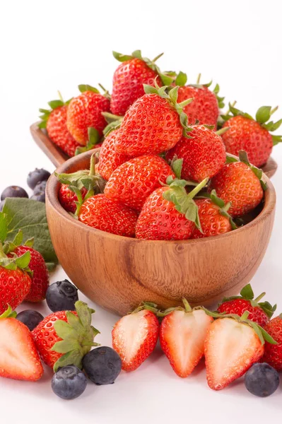 一碗美丽美味的草莓和蓝莓隔离在白色背景上，特写，复制空间，剪切路径，切出. — 图库照片