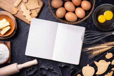 Kurabiye yemek kitabı tarifi tasarım konsepti yapma, pişirme malzemeleri hazırlama düzeni ile dizüstü bilgisayar, üst görünüm, düz yatıyordu, havai, mockup kopyalama alanı.