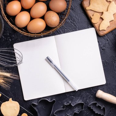 Kurabiye yemek kitabı tarifi tasarım konsepti yapma, pişirme malzemeleri hazırlama düzeni ile dizüstü bilgisayar, üst görünüm, düz yatıyordu, havai, mockup kopyalama alanı.