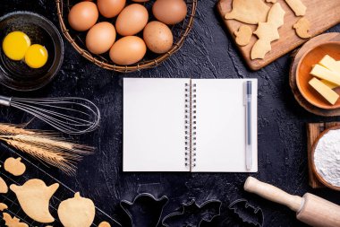 Kurabiye yemek kitabı tarifi tasarım konsepti yapma, pişirme malzemeleri hazırlama düzeni ile dizüstü bilgisayar, üst görünüm, düz yatıyordu, havai, mockup kopyalama alanı.