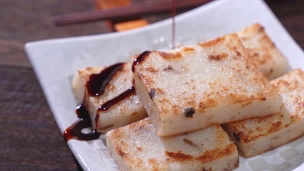 Χύνοντας Μαύρη Σάλτσα Σόγιας Έτοιμο Φάει Νόστιμο Κέικ Γογγύλια Κινέζικο — Αρχείο Βίντεο