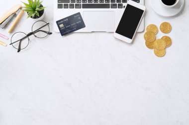 Akıllı telefonlu kredi kartı ile çevrimiçi ödeme kavramı, ofis masasında dizüstü bilgisayar temiz mermer masa arka planı, üst görünüm, düz yatış
