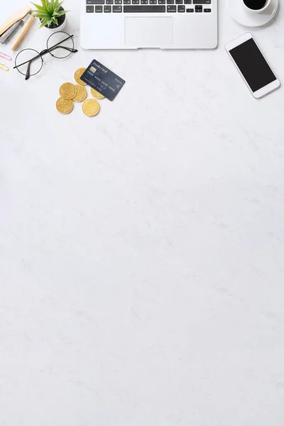 Concepto de pago en línea con tarjeta de crédito con teléfono inteligente, computadora portátil en el escritorio de la oficina sobre fondo de mesa de mármol brillante limpio, vista superior, disposición plana — Foto de Stock