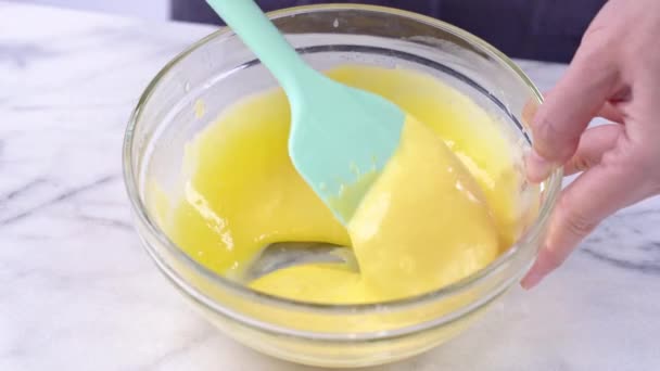 Yumurta Sarısını Chiffon Kek Hamuru Ile Yeşil Silikon Spatula Karıştırma — Stok video
