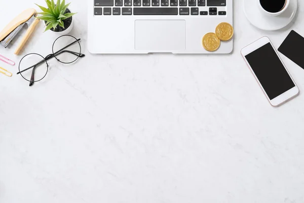 Concept van online betaling met creditcard met smartphone, laptop op kantoor op schoon licht marmeren tafel achtergrond, bovenaanzicht, flat lay — Stockfoto