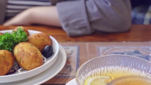 Mujer Vista Recortada Comiendo Comida Bacalao Salado Pasteis Bacalhau Bacalao — Vídeo de stock