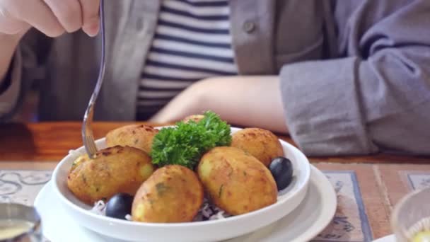 Mujer Vista Recortada Comiendo Comida Bacalao Salado Pasteis Bacalhau Bacalao — Vídeos de Stock