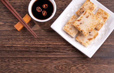 Lezzetli şalgam keki, Çin yerel turp keki soya soslu ve yemek çubuklu, yakın çekim, fotokopi alanı, üst manzara, düz yatak..