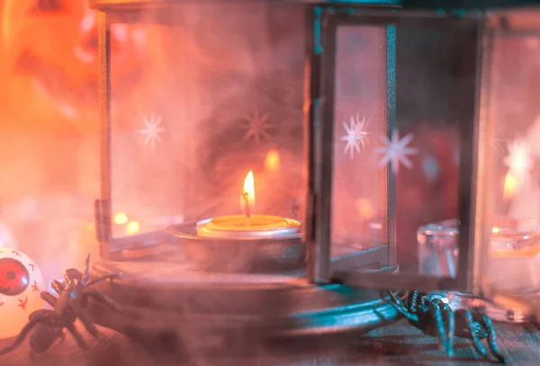 Progettazione di concetto di festa di Halloween di zucca, candela, decorazioni spettrali con fumo di tono verde intorno su un tavolo di legno scuro, colpo da vicino . — Foto Stock