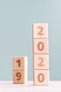 Özet 2020, 2019 Yeni Yıl Hedef Tasarım Konsepti - ahşap masa ve pastel yeşil arkaplan üzerinde tahta bloklar küp, kapat, boş kopya alanı.
