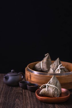 Pirinç köftesi, zongzi - Ahşap masa üzerinde geleneksel Çin yemekleri, Ejderha Teknesi Festivali konsepti, kapatın, kopyalayın