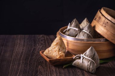Pirinç köftesi, zongzi - Ahşap masa üzerinde geleneksel Çin yemekleri, Ejderha Teknesi Festivali konsepti, kapatın, kopyalayın