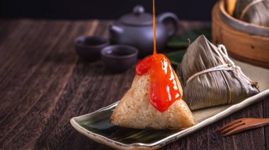 Pirinç köftesi, zongzi - Ahşap masa üzerinde geleneksel Çin yemekleri, Ejderha Teknesi Festivali konsepti, kapatın, kopyalayın