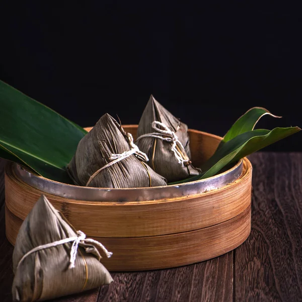 Rýžový Knedlík Zongzi Bunch Čínské Tradiční Vařené Jídlo Dřevěném Stole — Stock fotografie