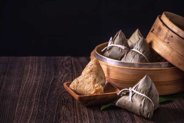Pirinç köftesi, zongzi - Ahşap masa üzerinde geleneksel Çin yemekleri, Ejderha Teknesi Festivali konsepti, kapatın, kopyalayın