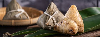 Pirinç köftesi, zongzi - Çin pirinçli hamur tatlısı siyah tuğlalı arka plan masa, Ejderha Teknesi Festivali konsepti geleneksel yemek, kapatın.