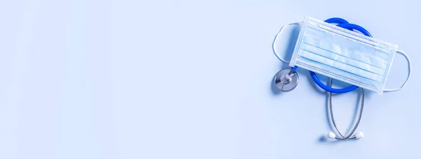 Máscara Azul Equipo Médico Con Estetoscopio Concepto Infección Prevención Pandemias — Foto de Stock