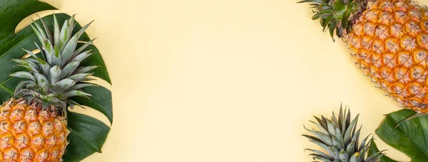 Красивый Ананас Тропических Пальмовых Листьях Монстра Изолированы Ярком Пастельно Желтом — стоковое фото