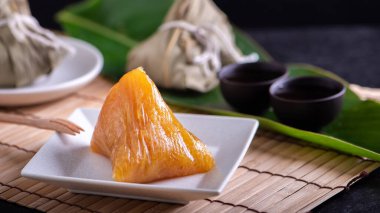 Alkali pirinç hamurlu zongzi Ejderha Teknesi Duanwu Festivali 'nde yemek için tabakta geleneksel Çin kristali..