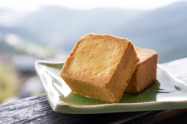 Deliciosa Pastelería Piña Plato Para Tarde Barandilla Madera Una Casa — Foto de Stock