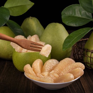 Taze pomelo, pummelo, greyfurt, sehpanın üzerindeki ahşap masa, kapanış, kopyalama alanı. Sonbahar ortası festivali için meyve.