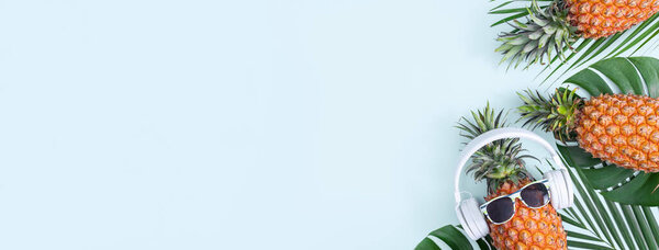 Смешное сосновое яблоко в белых наушниках, концепция прослушивания музыки, изолированная на цветном фоне с пальмовыми листьями, вид сверху, плоский дизайн
.