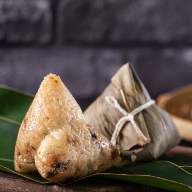 Pirinç köftesi, zongzi - Çin pirinçli hamur tatlısı siyah tuğlalı arka plan masa, Ejderha Teknesi Festivali konsepti geleneksel yemek, kapatın.