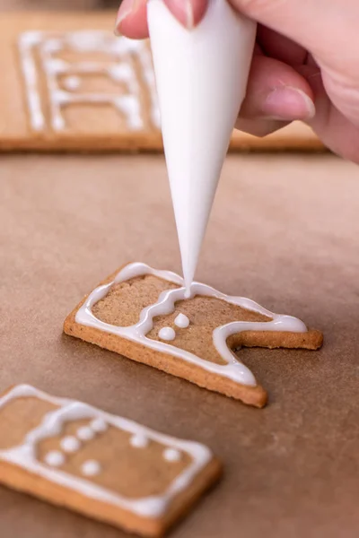 Junge Frau Dekoriert Weihnachts Lebkuchen Haus Keks Hause Mit Zuckerguss — Stockfoto