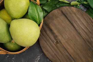 Taze pomelo, pummelo, greyfurt, siyah arka planda Shaddock, sonbahar ortası festivali için meyve, üst manzara, düz yatak..